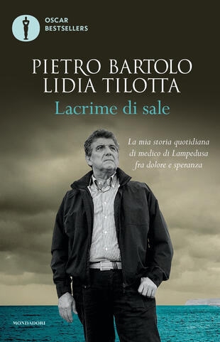 copertina Lacrime di sale. La mia storia quotidiana di medico di Lampedusa fra dolore e speranza
