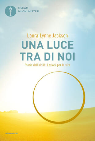 copertina Una luce tra di noi. Storie dall'aldilà. Lezioni per la vita