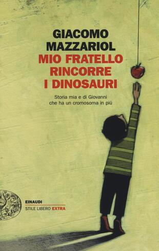 copertina Mio fratello rincorre i dinosauri. Storia mia e di Giovanni che ha un cromosoma in pi&ugrave;