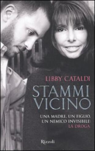 copertina Stammi vicino. Una madre, un figlio, un nemico invisibile: la droga