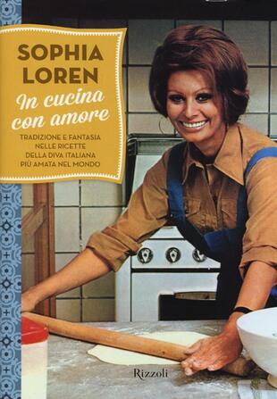 copertina In cucina con amore. Tradizione e fantasia nelle ricette della diva più amata d'Italia. Ediz. illustrata