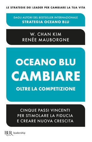 copertina Oceano blu: cambiare oltre la competizione. Cinque passi vincenti per stimolare la fiducia e creare nuova crescita