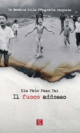 copertina Il fuoco addosso. La bambina della fotografia racconta. Ediz. italiana, inglese e francese