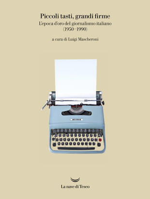 copertina Piccoli tasti, grandi firme. L'epoca d'oro del giornalismo italiano (1950-1990). Catalogo della mostra (Ivrea, 31 maggio-31 dicembre 2019). Ediz. illustrata