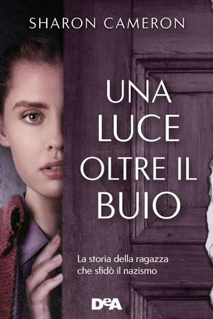 copertina Una luce oltre il buio. La storia della ragazza che sfid&ograve; il nazismo