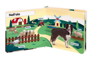 Accarezzo gli animali della fattoria