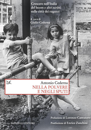 copertina Nella polvere e negli sputi. Crescere nell\'Italia del boom e altri scritti sulle citt&agrave; dei ragazzi