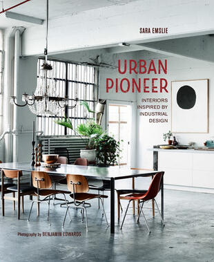 copertina Urban pioneer. Interiors inspired by industrial design. Ediz. italiana