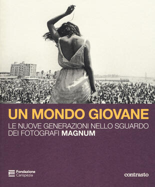 copertina Un mondo giovane. Le nuove generazioni nello sguardo dei fotografi Magnum. Catalogo della mostra (La Spezia, 16 dicembre 2018-3 marzo 2019). Ediz. illustrata