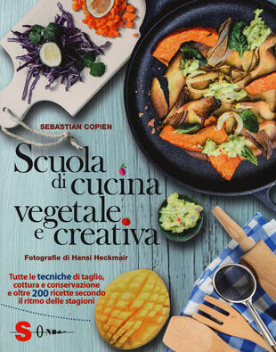 copertina Scuola di cucina vegetale e creativa. Tutte le tecniche di taglio, cottura e conservazione e oltre 200 ricette secondo il ritmo delle stagioni. Ediz. a colori