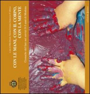copertina Con le mani, con il corpo, con la mente. Cronache del fare nei servizi 0-3 anni di Modena