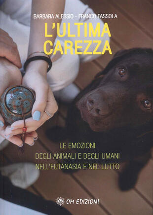 copertina L'ultima carezza. Le emozioni degli animali e degli umani nell'eutanasia e nel lutto