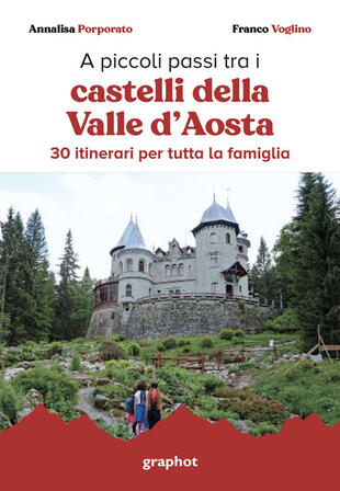 copertina A piccoli passi tra i castelli della Valle d'Aosta. 30 itinerari per tutta la famiglia. Con QR code per traccia GPS